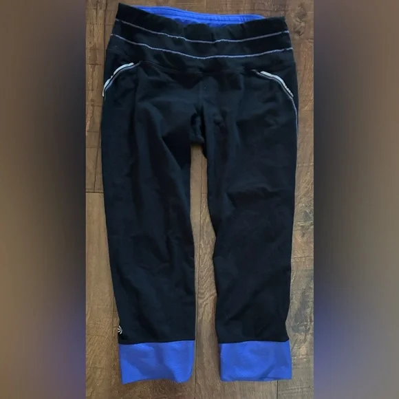 Athleta woman’s cropped leggings 
Size small blue black - Picture 2 of 8